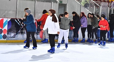 Kadınlar gününü buz pistinde kutladılar