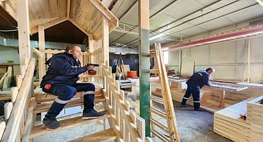 Karşıyaka’da ahşap atölyesi fabrika gibi çalışıyor