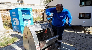 Karşıyaka’da yüzlerce çöp konteyneri tek tek ilaçlanıyor