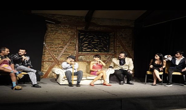 “Emlaktan Baba” Konak Sahne’de Kapalı Gişe Başlangıç Yaptı