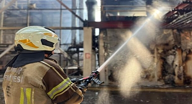 İzmir İtfaiyesi, ALOSBİ’deki Fabrika Yangınına Müdahale Etti