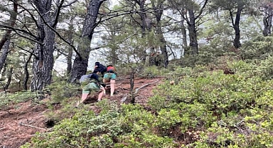 İzmir İtfaiyesi Kayalıklarda Mahsur Kalan Üç Genci Kurtardı