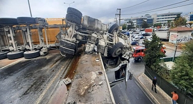 İzmir İtfaiyesi Kaza Sonrası Viyadükte Asılı Kalan Tır Şoförünü Kurtardı