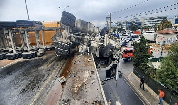 İzmir İtfaiyesi Kaza Sonrası Viyadükte Asılı Kalan Tır Şoförünü Kurtardı