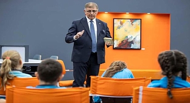 Başkan Tugay Kütüphanede Çocuklara Hikaye Okudu