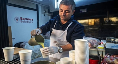 Bornova Belediyesi’nden Vatandaşlara Sıcak Çorba İkramı Başladı