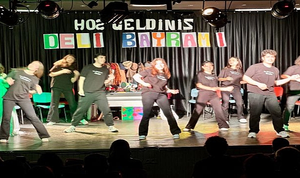 “Deli Bayramı” Oyunu Sahnede