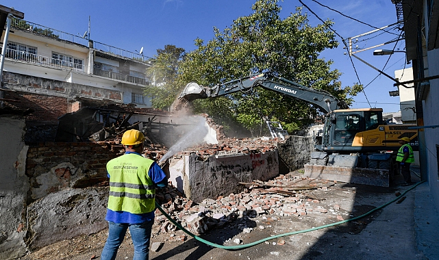İlk mesaide iki yapı yıkıldı