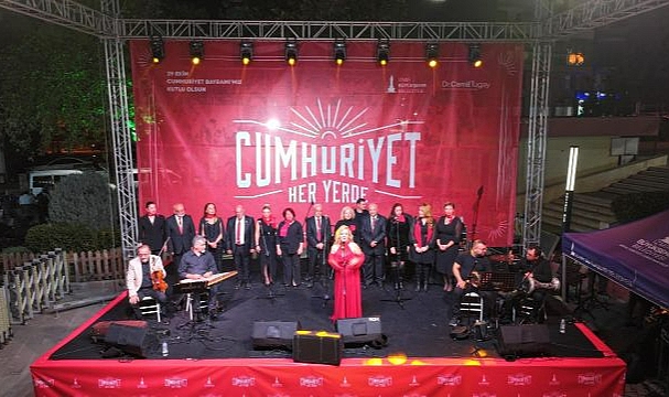 İzmir'de Cumhuriyet coşkusu başladı