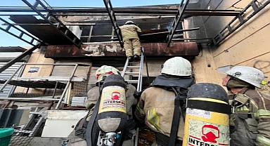 İzmir İtfaiyesi, Bornova’daki İş Yeri Yangınını Kontrol Altına Aldı