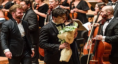 İzmir Oda Orkestrası yeni sezona kapalı gişe başladı