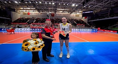 Voleybolun yıldızlarından İzmir İtfaiyesi’ne teşekkür