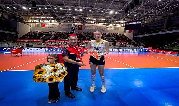 Voleybolun yıldızlarından İzmir İtfaiyesi’ne teşekkür