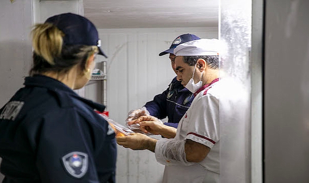 Güzelbahçe zabıtasından restoranlara sıkı denetim