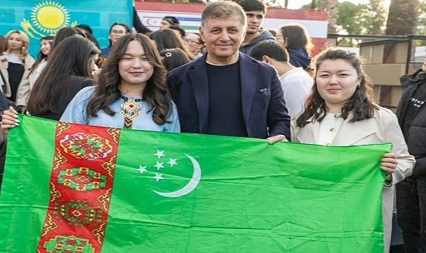 Başkan Tugay Dünya Türk Dili Ailesi Günü'nü öğrencilerle birlikte kutladı