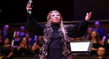 Bedia Akartürk'ten Büyükşehir korosuna yeni yıl sürprizi