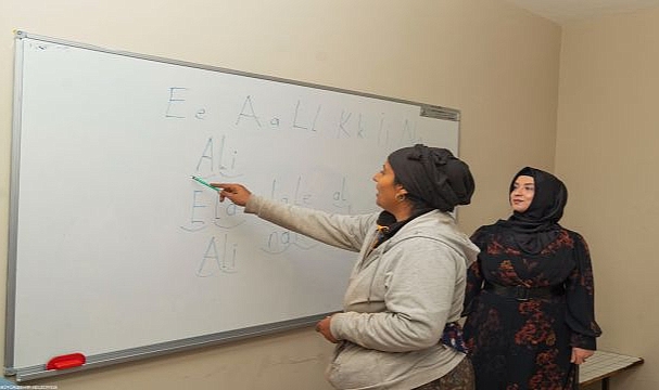 “Emojilerle konuşuyorduk, şimdi okuma yazma öğreniyoruz”