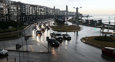 İzmir Büyükşehir Belediyesi ekipleri sağanak nedeniyle seferber oldu