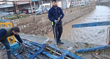 İzmir Büyükşehir Belediyesi ekipleri sağanak yağış nedeniyle seferber oldu