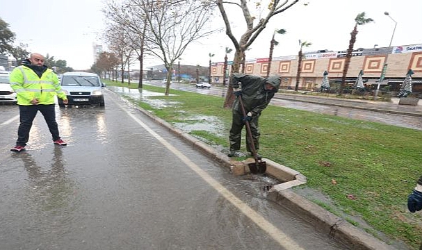 İzmir Büyükşehir Belediyesi ekipleri yağış nöbetinde