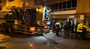 İzmir’de ekipler gece boyunca sahada