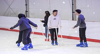 İzmir'de kışın keyfi buzda yaşanıyor