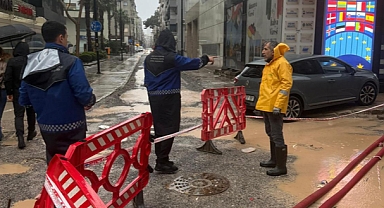 Büyükşehir’in zabıtası İzmirliyi sırtında taşıdı