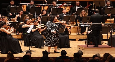 İzmir Oda Orkestrası, dünyaca ünlü keman sanatçısı Küden ile aynı sahnede