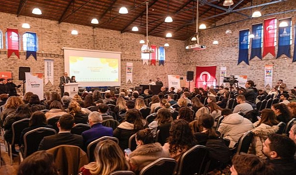 “İzmir Seninle” ile gençlere güçlü kariyer köprüsü