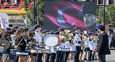 Her yer Türk bayrağı, her yer Atatürk