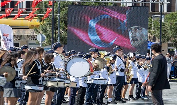 Her yer Türk bayrağı, her yer Atatürk