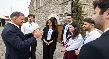 İzmir gençlere alan açıyor
