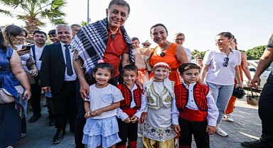 Selçuk’ta Şen Şeftali Şenliği üreticiye umut oldu