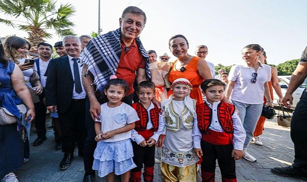 Selçuk’ta Şen Şeftali Şenliği üreticiye umut oldu