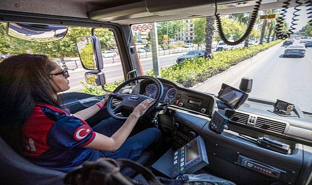 İzmir İtfaiyesi’nin ilk kadın şoförü