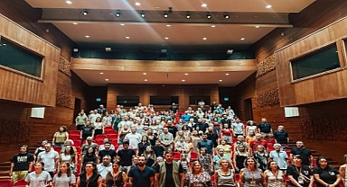 Gençlerin ortak hikâyesi sahneye taşındı